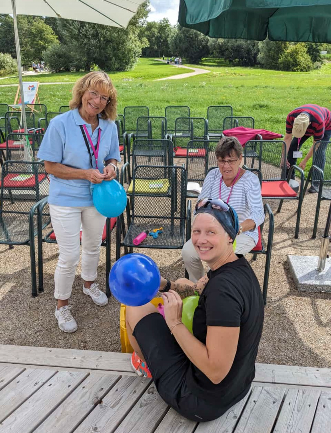 Helfer auf dem Hessentag bei Vorbereitungen im Freien.