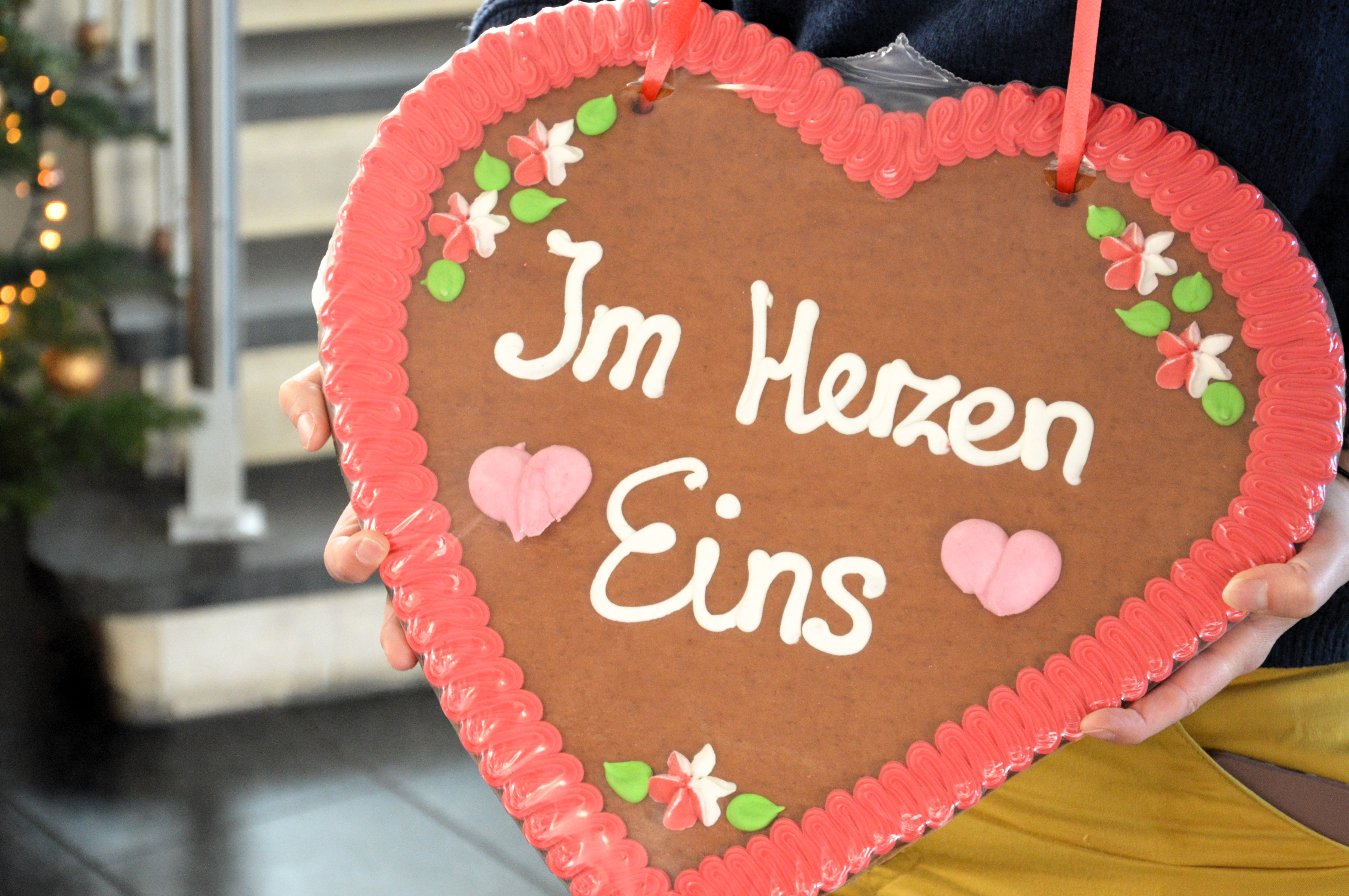 Detailaufnahme des Lebkuchenherzens mit dem Motto des Hessentagsauftritts "Im Herzen eins".
