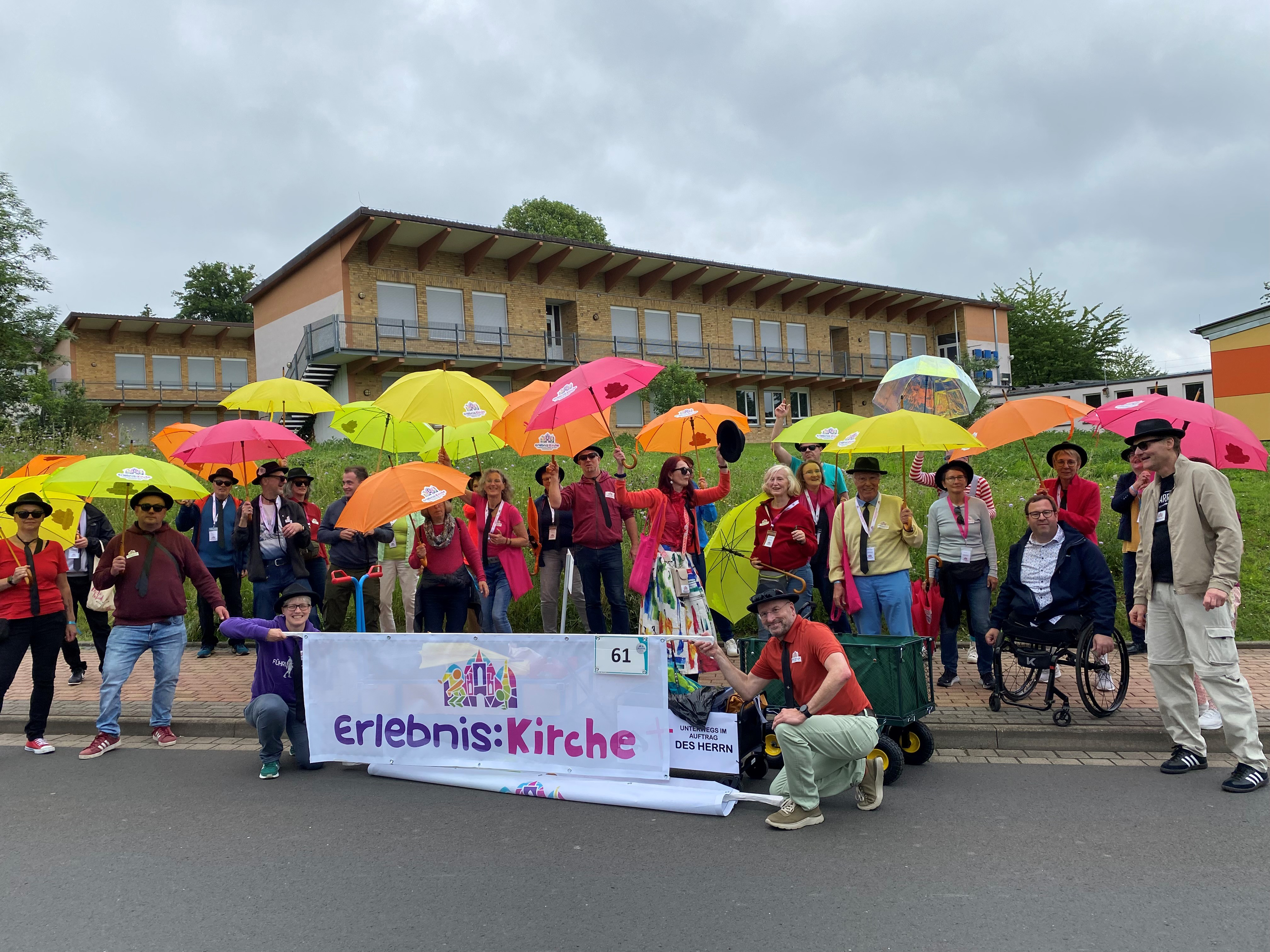 Buntes Treiben: Beim Umzug au der Hessentagsstraße ist die Kirche auch in diesem Jahr vertreten.