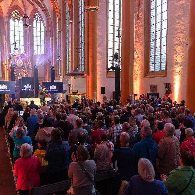 Viele Besucher:innen bei der Multimediashow zum Hessentag.