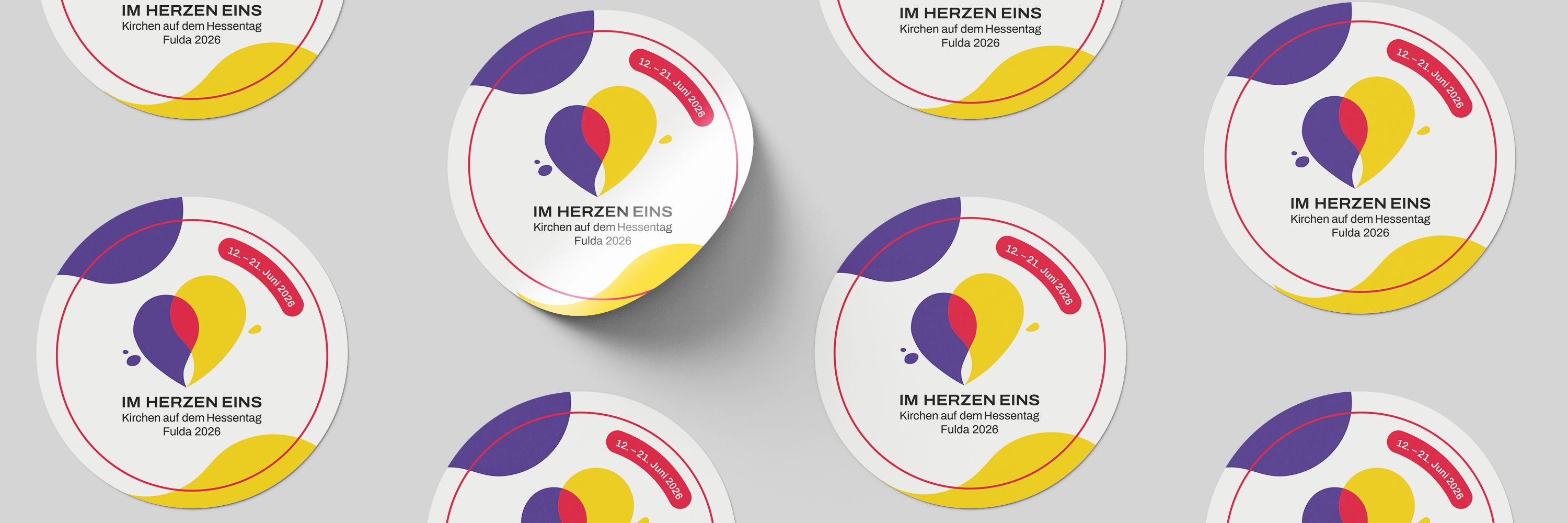 Sticker mit dem Logo und Infos für "Im Herzen eins".