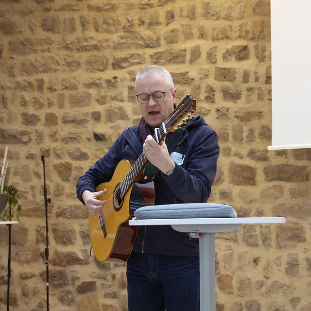Ein Impuls mit Gitarre während der Sitzung der Projektgruppe zum Hessentag 2026.