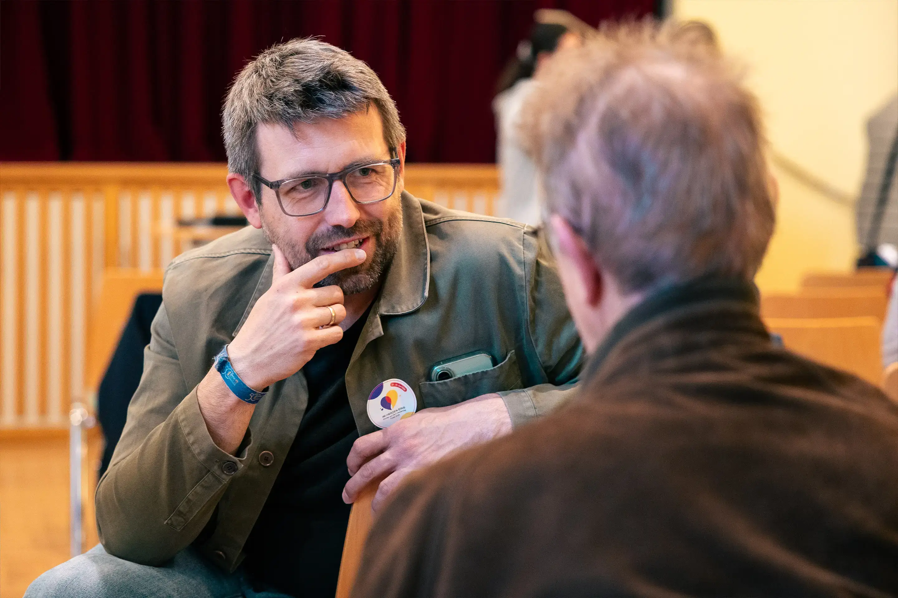 Helfer im Austausch während einer aktuellen Ehrenamtsschulung.