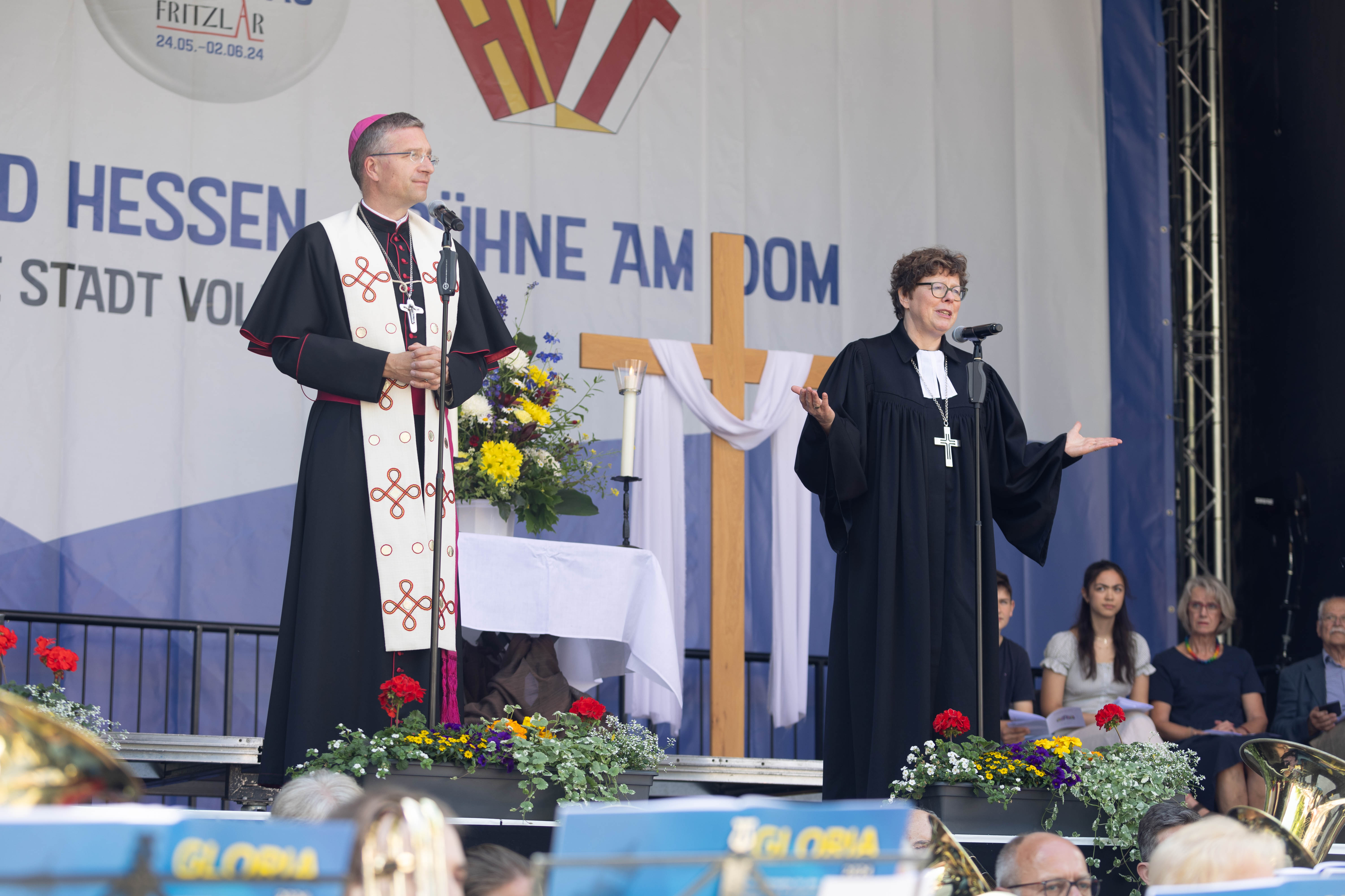 Gelebte Ökumene: Den Hessentags-Gottesdienst feiern Pfarrer der katholischen und evangelischen Kirche gemeinsam.