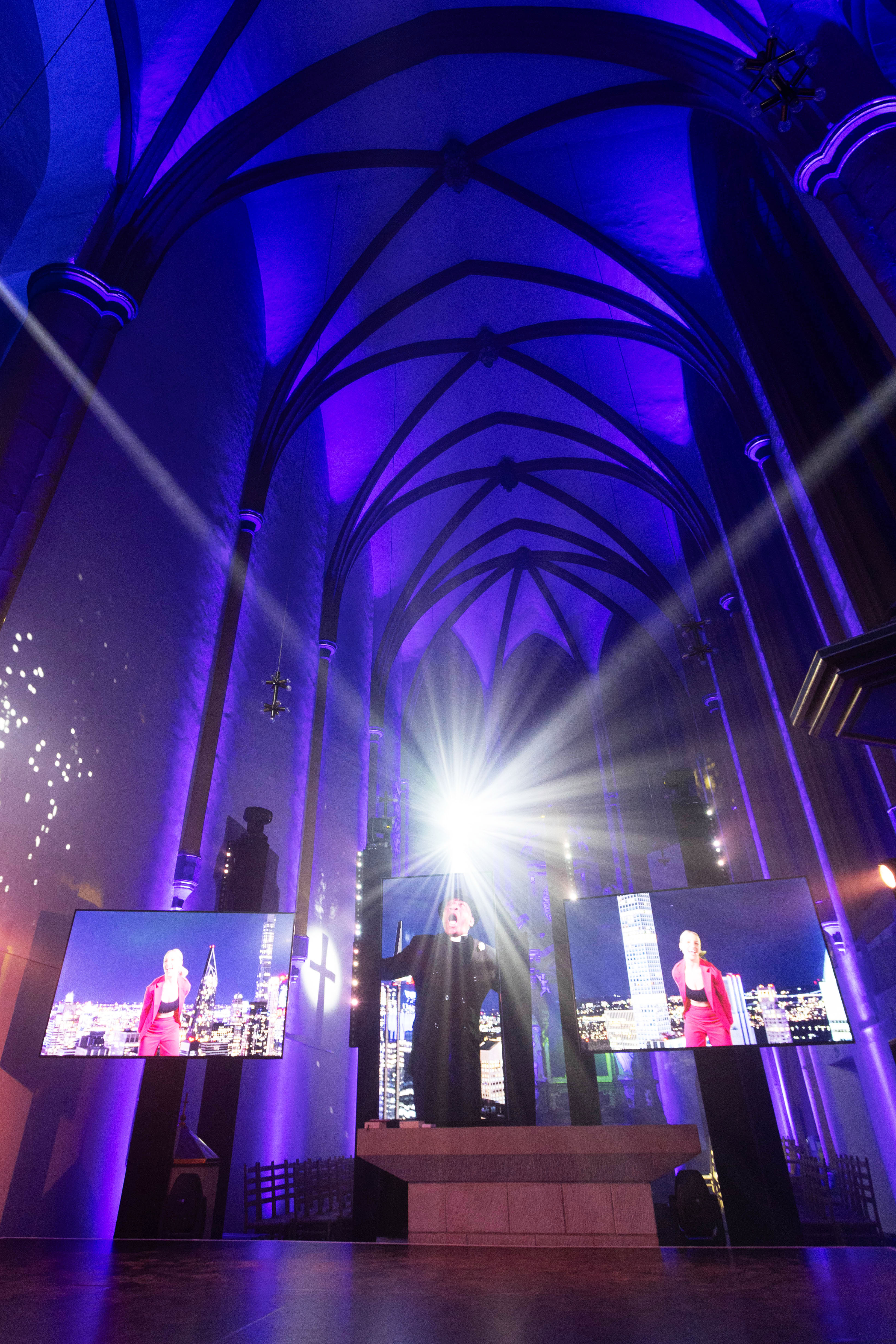 Stimmungsvolle Licht-Effekte und Bildschirmbespielungen während der Multimedia-Show auf dem Hessentag.